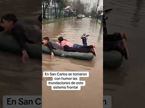 Improvisaron bote con colchón inflable en medio de inundaciones en San Carlos | #chvnoticias