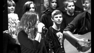 Humming People med Praising fra Hamar