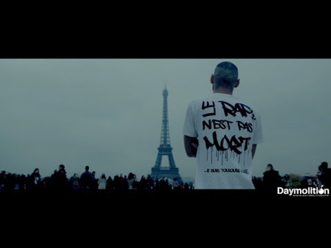 Un rappeur choque les touristes à la Tour Eiffel (Abdallah)