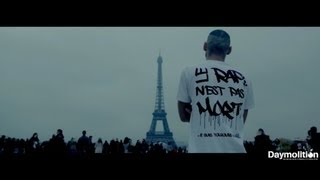 Un rappeur choque les touristes à la Tour Eiffel