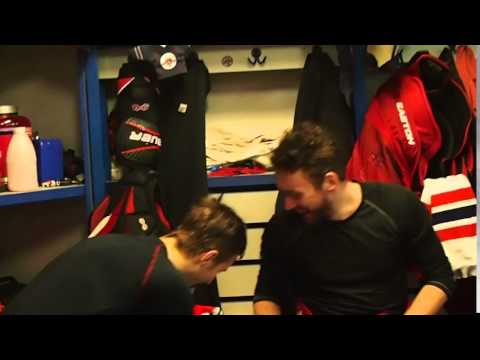 Věnování dortu od spoluhráčů oslavenci Tomáši Ludvíkovi k 21. narozeninám