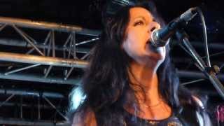 Girlschool - The hunter - LIVE PARIS 2013
