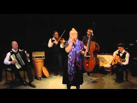 Uusikuu - Sua Saanko Kantaa Käsilläin (Live Music Video)