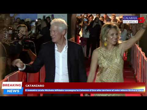 Catanzaro: il maestro orafo Michele Affidato consegna la Colonna d'Oro a Richard Gere.
