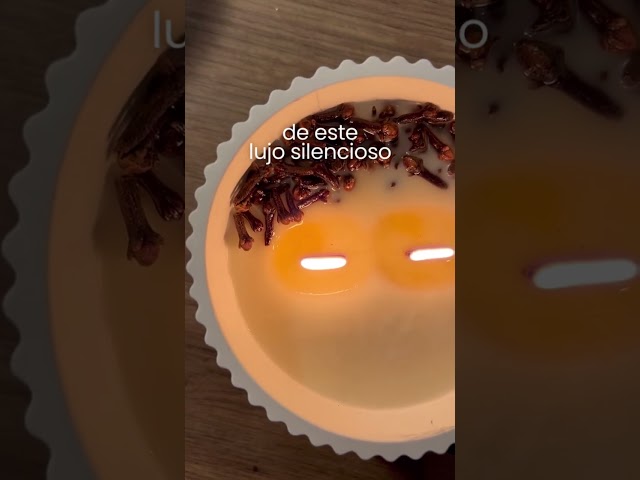 Vídeo relacionado con Vela aromática de soja natural Palo Santo 300g | 3 mechas | Vela decorativa con tapa metálica negra | Duración 35h | Vela perfumada relajante AROMATIUM
