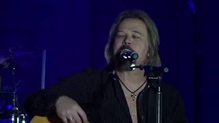 Travis Tritt Talking about New Country Music Outlaws Like Us Chatham NY 2017