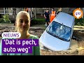 Auto zakt in SINKHOLE na leidingbreuk