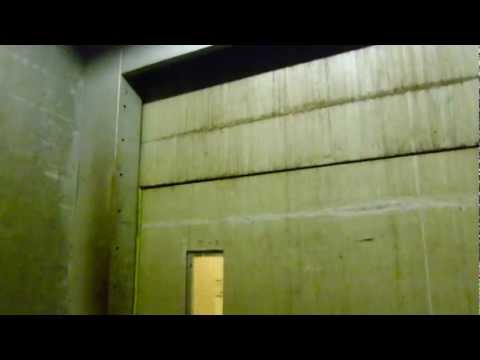 Original 1988 KONE freight elevator (large) @ SuperBest (supermarket) in Grenaa, Denmark