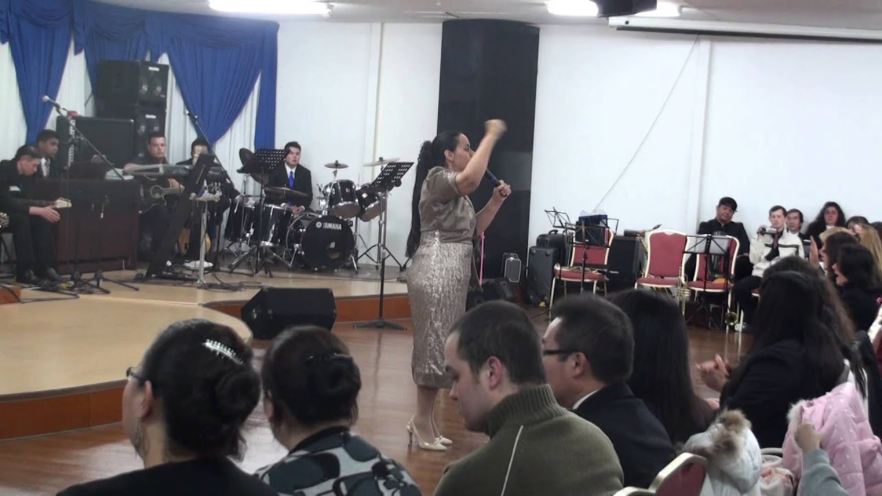 irmã Sofia Cardoso louvando e testemunhando para a glória de Deus no Japão