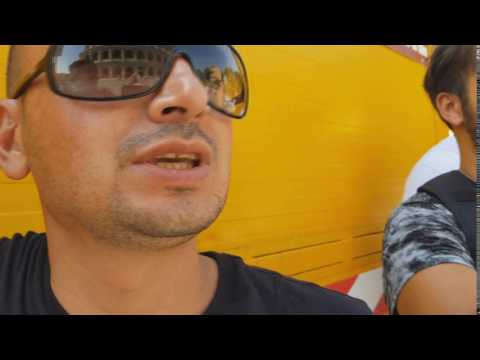 NEAPOLITAN GUY SAYS "5 EURO" IN DIALECT