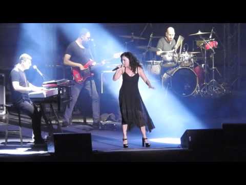 ריטה מארחת את הראל סקעת ביריד חוצות היוצר בירושלים . 2016