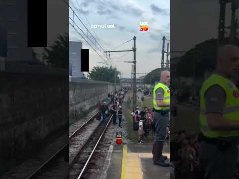 Trem da Linha 8-Diamante descarrila em Osasco (SP) e passageiros caminham pelos trilhos
