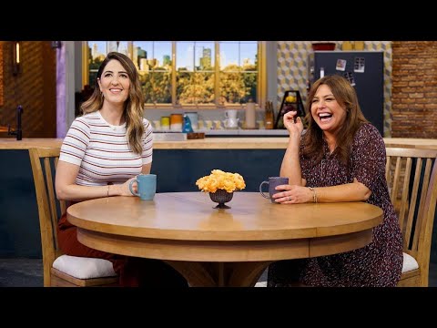 “The Good Place” Actress D’Arcy Carden: “Ted Danson ls A Giggle Machine”