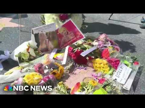 Fans mourn the passing of music legend Dolly Parton