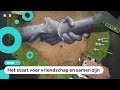 Kunstenaar schildert reusachtige handen op gekke plekken