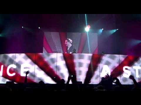 Markus poniendo Markus Schulz pres. Dakota - Sleepwalkers.mp4