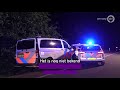 Wilde achtervolging eindigt in de sloot, meerdere politieauto's beschadigd