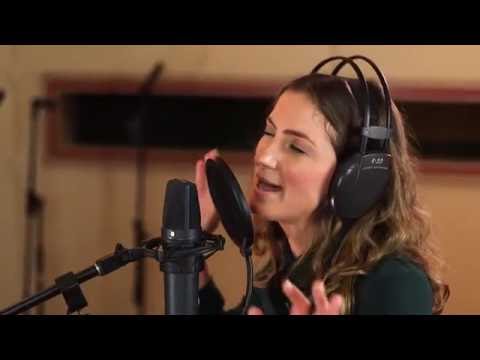 Stunning! Esther Hannaford performs Colors of the Wind