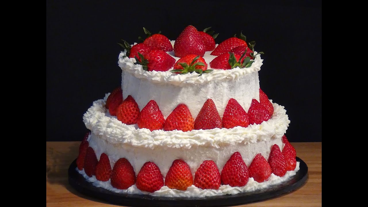 Receta Tarta de fresas con nata y bizcocho denso de chocolate - Recetas, paso a paso. Loli Domínguez