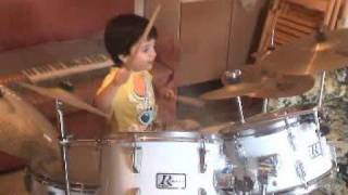 Bambino di 3 anni e 4 mesi alla batteria!!