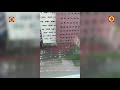 Deel van gevel Stadskantoor Tilburg valt meters naar beneden, fietser lichtgewond naar ziekenhuis