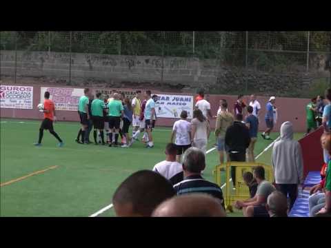 Momentos finales del altercado producido  camino de los vestuarios al descanso del partido