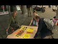 Extinction Rebellion houdt actie bij gesloten bankkantoor vanwege klimaatbeleid