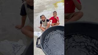 Download lagu Dad throws bucket of water on londyn and Mj #shorts mp3 Download lagu Dad throws bucket of water on londyn and Mj #shorts mp3