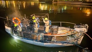 preview picture of video 'Vissersboot volledig uitgebrand aan de Kotterkade in IJmuiden'