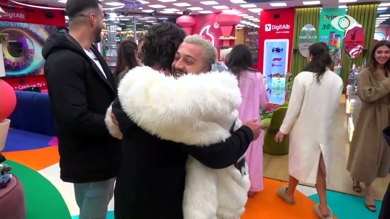 Gjesti i dhuron Laertit të brendshme si dhuratë për ditëlindje