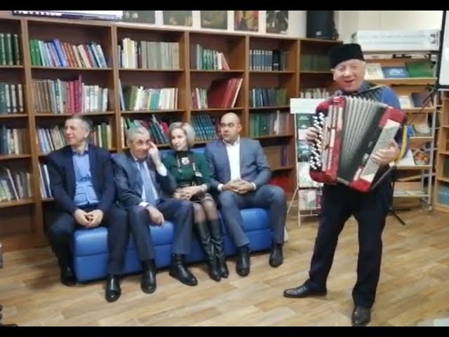 Алмаз Хәмзин "Иделем таңнары" җырын башкара