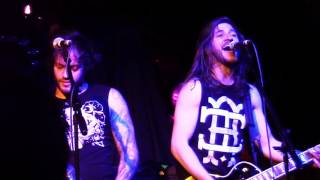 Wilson - Waiting For the World to Cave In - Live!