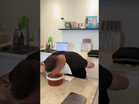 Man Eats Over 2 Pounds of Honey in One Minute, Sets New World Record
