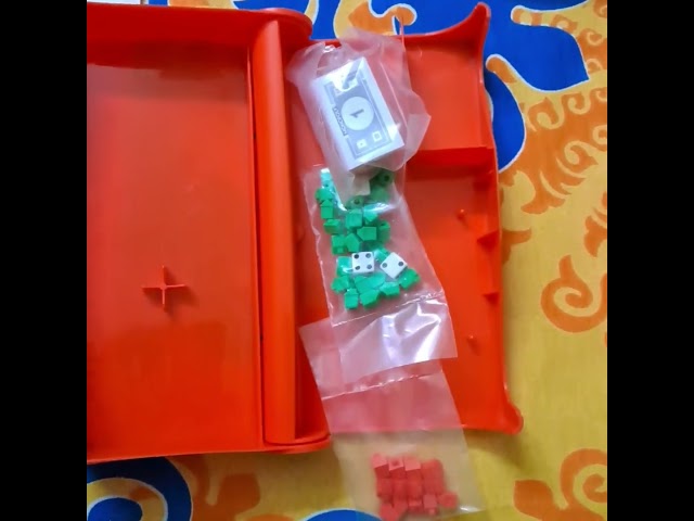 Vídeo relacionado con Hasbro Gaming Monopoly Grab and Go, Juegos de Mesa Portatiles, 2 a 4 Jugadores, a Partir de 8 Años, Habilidad y Estrategia, Regalo de Cumpleaños