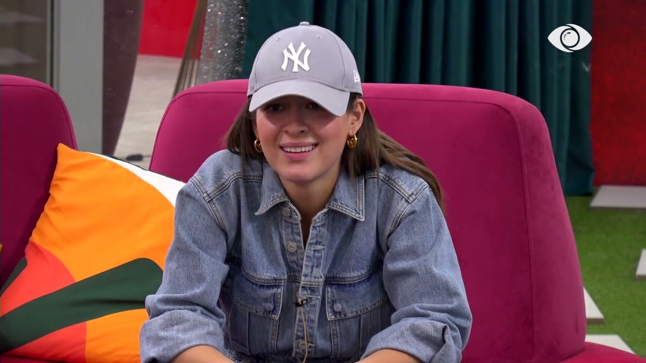 Banorët të ulur në oborr, qeshin dhe luajnë së bashku