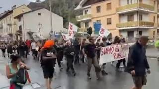 Il corteo dei No Tav partito da Venaus per raggiungere i cantieri dell'alta velocità
