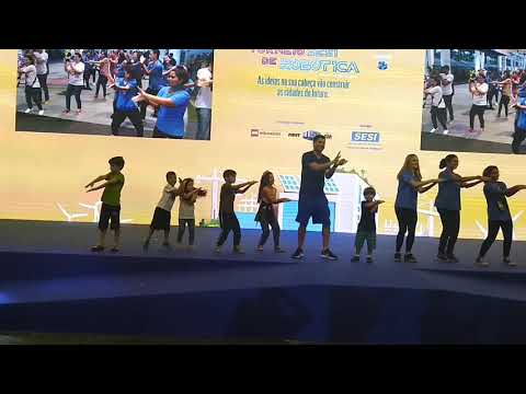 Giovanna e Pedrão dançando com tio Matheus na FLL