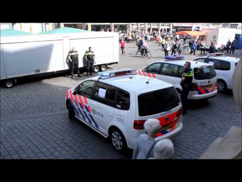 Vier minuten lang politiesirenes op de Markt in Den Bosch 10-04-2015