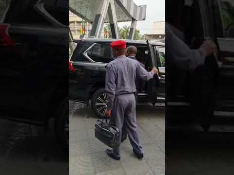 Avec le Ministre Camerounais des Finances,Louis Paul Motaze et le Gouverneur de la région du Littoral,Samuel Dieudonné Ivaha Diboua. Avec le Ministre Camerounais des Finances,Louis Paul Motaze et le Gouverneur de la région du Littoral,Samuel Dieudonné Ivaha Diboua.