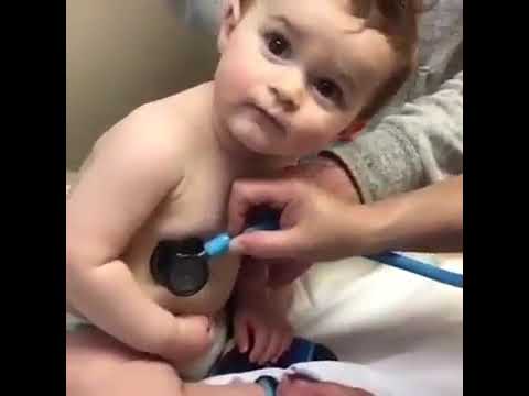 طفل ينام على يد الدكتورة الخاصة به بكل حنان