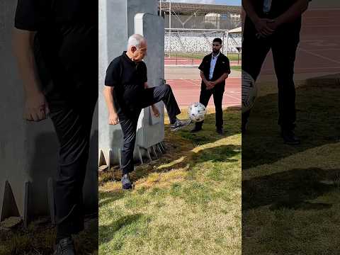 תיעוד נדיר: ראש הממשלה בנימין נתניהו (ביבי) משחק כדורגל ומקפיץ את הכדור