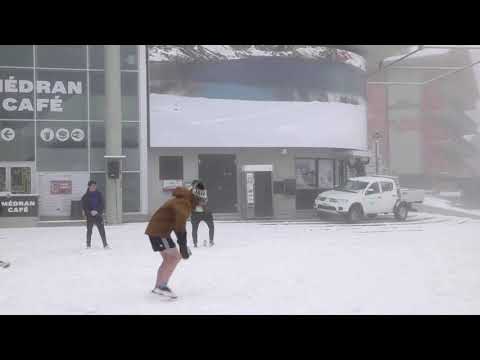 英國遊客逃離瑞士滑雪勝地的隔離區 (UK tourists flee quarantine in Swiss ski resort)
