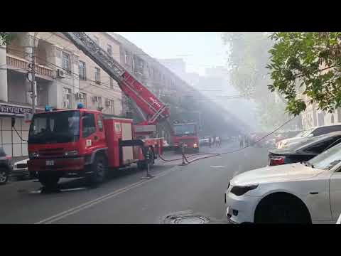 Փրկարարները մարդկանց տարհանում են այրվող շենքի 4-րդ հարկի բնակարաններից