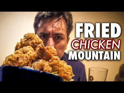 吃著堆積如山的脆皮日本炸雞。 (Eating a Mountain of Crispy Japanese Fried Chicken)