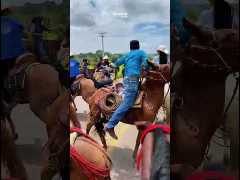 Homens trocam chicotadas durante cavalgada em São João do Araguaia.