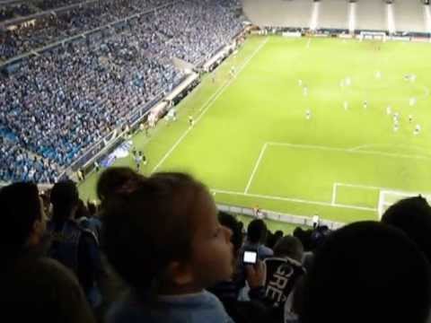 Torcedor Gremista desde pequeno dando seu show nas arquibancadas da Arena - (01/05/2013)
