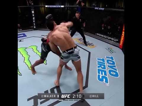 UFC / Jamahal Hill mexe a cabeça e lança um cruzado no Johnny Walker. #shorts #highlights
