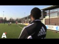 Kiki Musampa krijgt bal op z'n achterhoofd