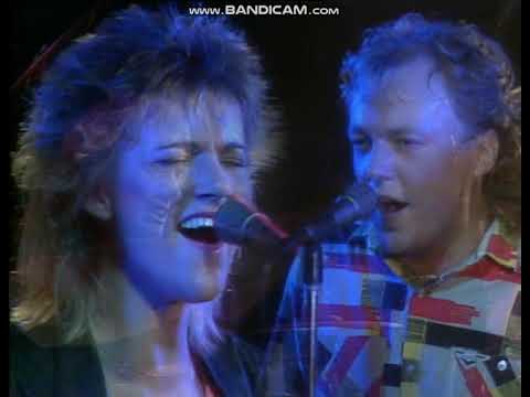Lasse Lindbom & Marie Fredriksson singing 'Så nära nu' on Bagen, 1984