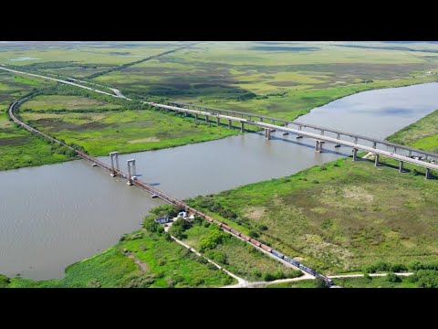 TREM CRUZANDO A CIDADE DE PELOTAS NO RIO GRANDE DO SUL!